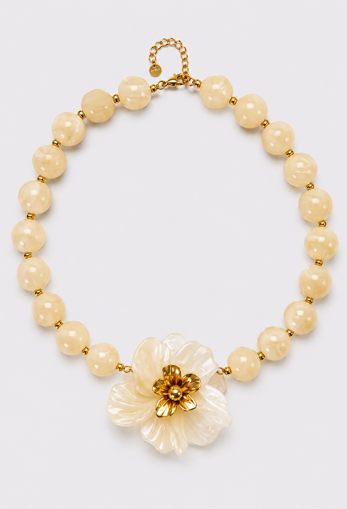 Collar corto de bolas marmoladas con flor central de resina y centro dorado - Beiges