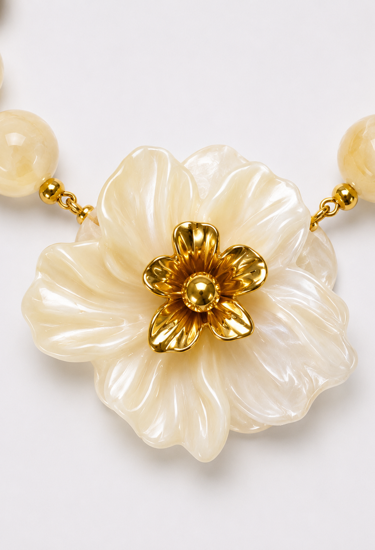 Collar corto de bolas marmoladas con flor central de resina y centro dorado - Beiges - vista 2