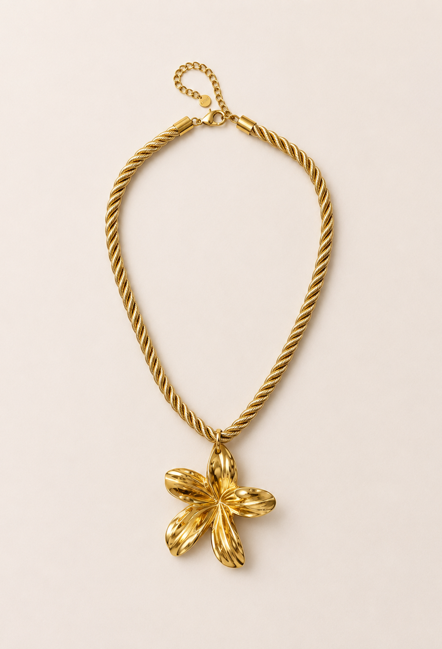 Collar de cordón torzal champán dorado con flor metálica dorada de pétalos estriados