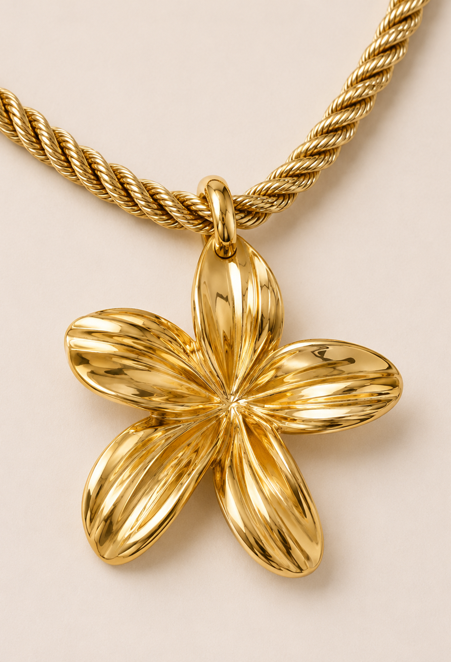 Collar de cordón torzal champán dorado con flor metálica dorada de pétalos estriados - vista 2