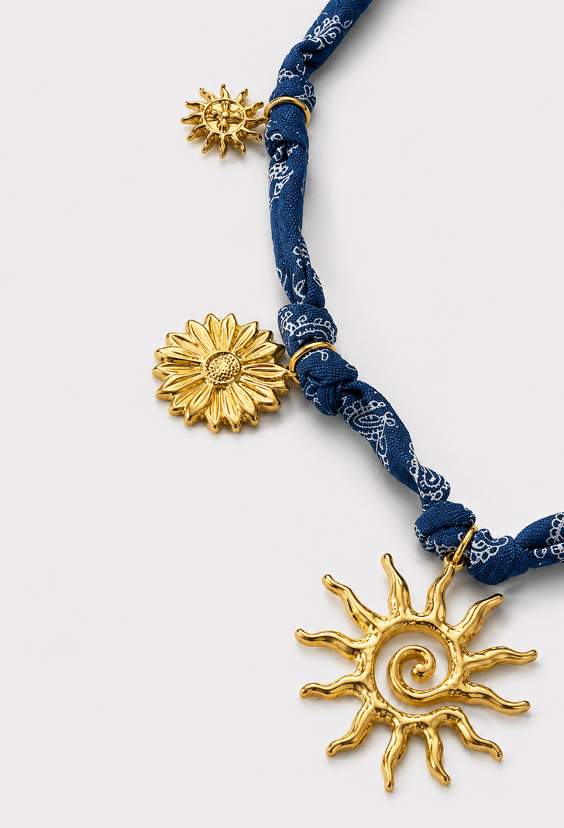 Collar de pañuelo azul índigo estampado con dijes dorados de soles y flores - vista 2