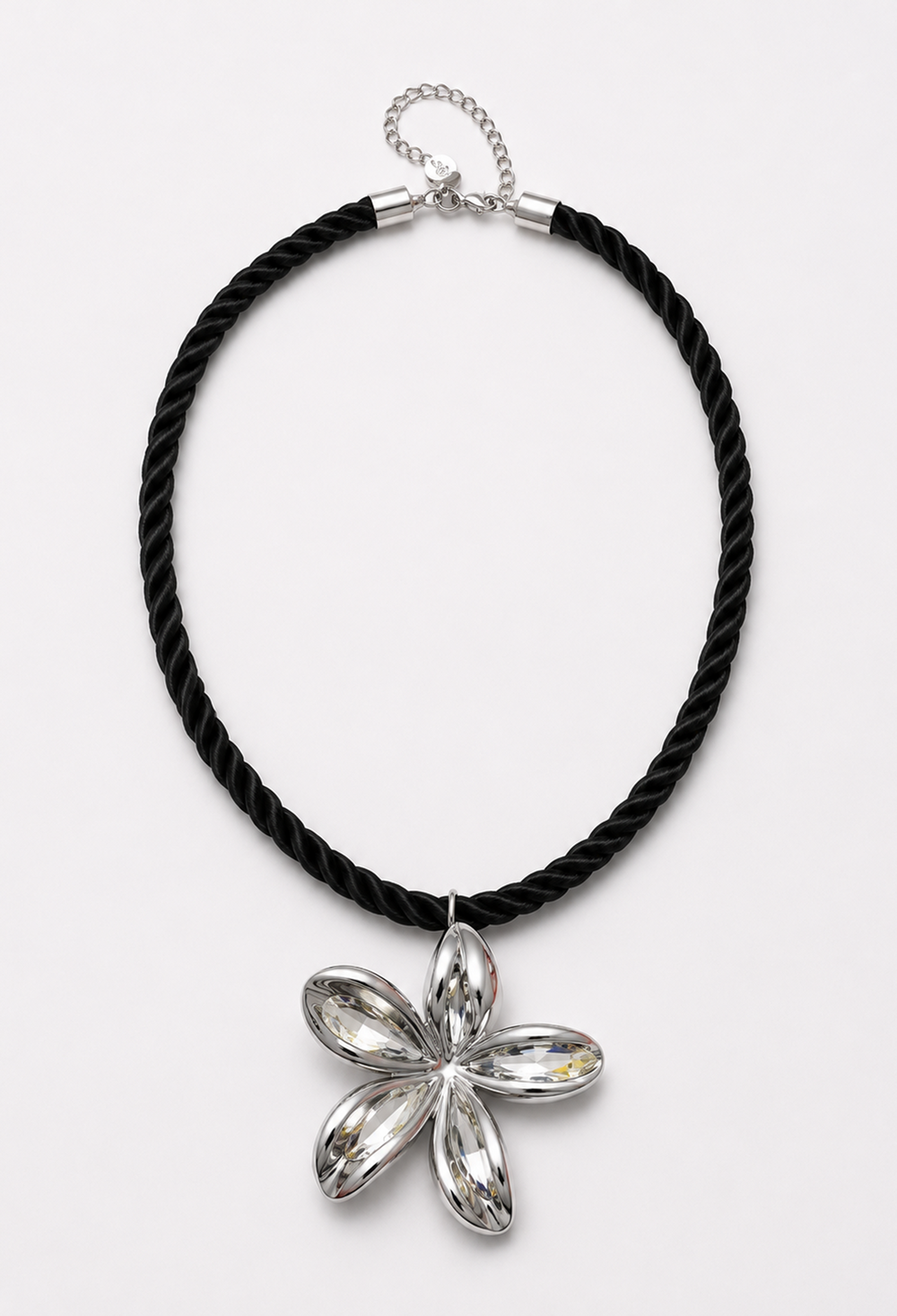 Collar de cordón torzal negro con flor plateada de pétalos efecto espejo