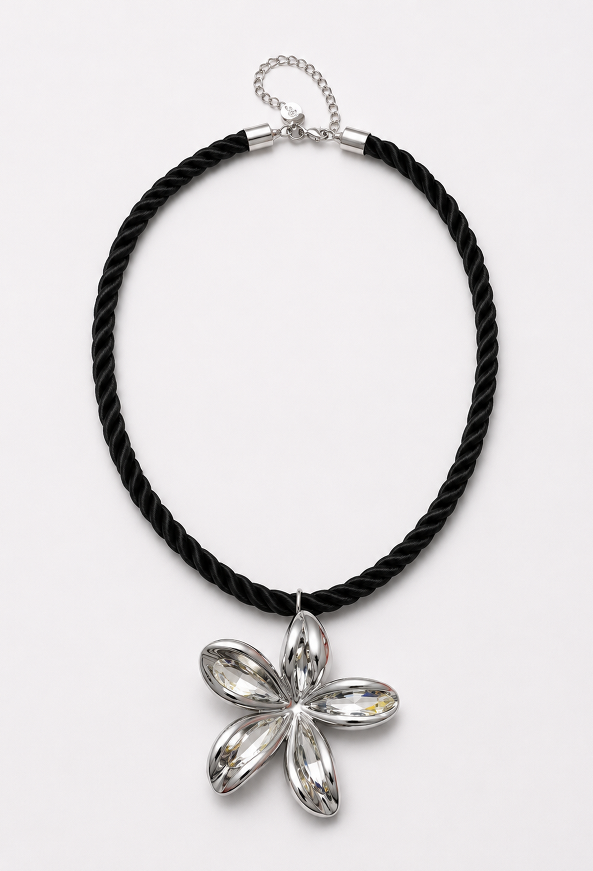 Collar de cordón torzal negro con flor plateada de pétalos efecto espejo