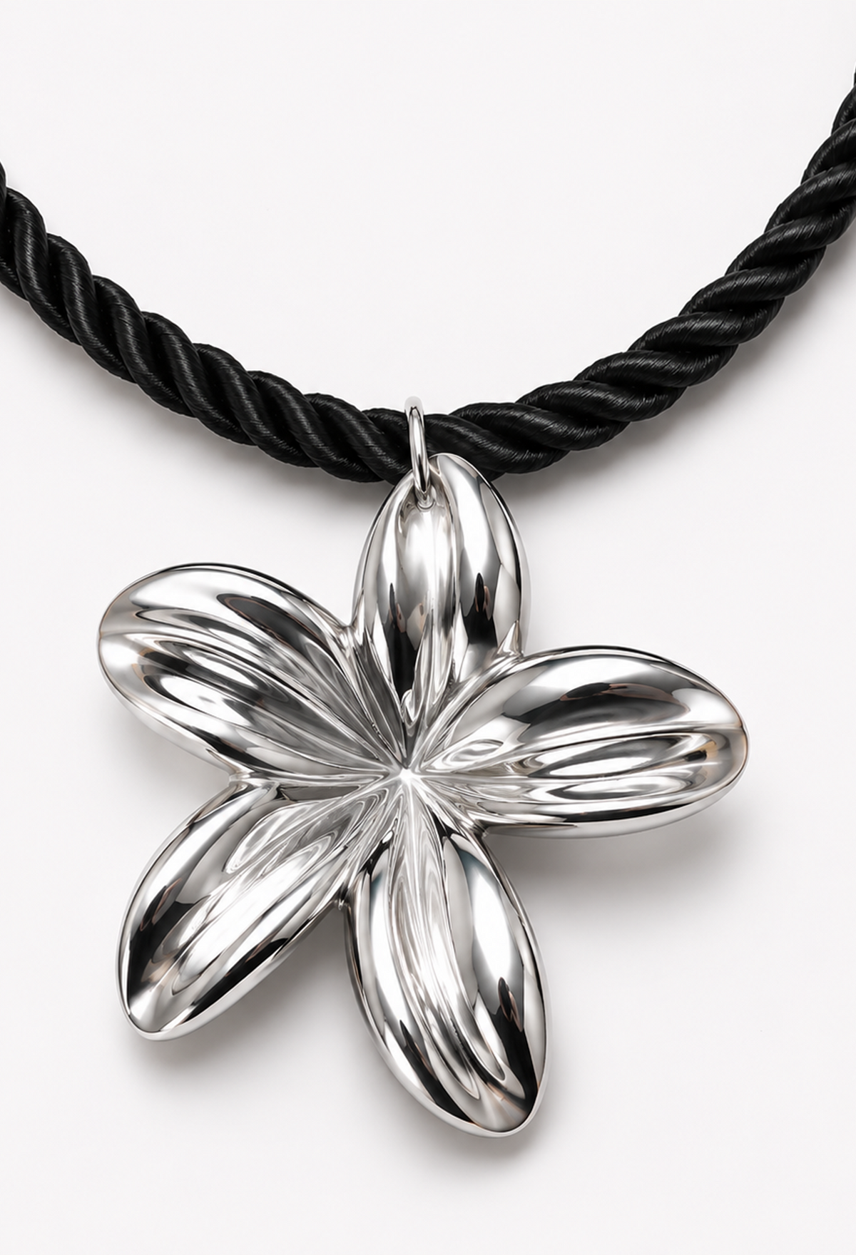 Collar de cordón torzal negro con flor plateada de pétalos efecto espejo - vista 2