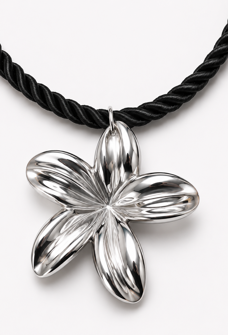 Collar de cordón torzal negro con flor plateada de pétalos efecto espejo - vista 2