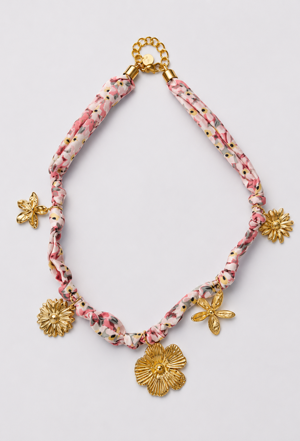 Collar de tela estampada anudada con cinco flores doradas colgantes - Rosas