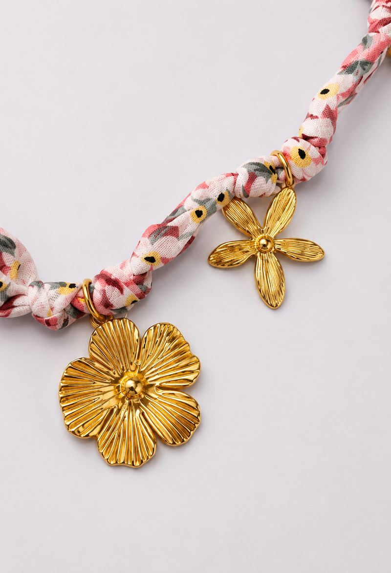 Collar de tela estampada anudada con cinco flores doradas colgantes - Rosas - vista 2