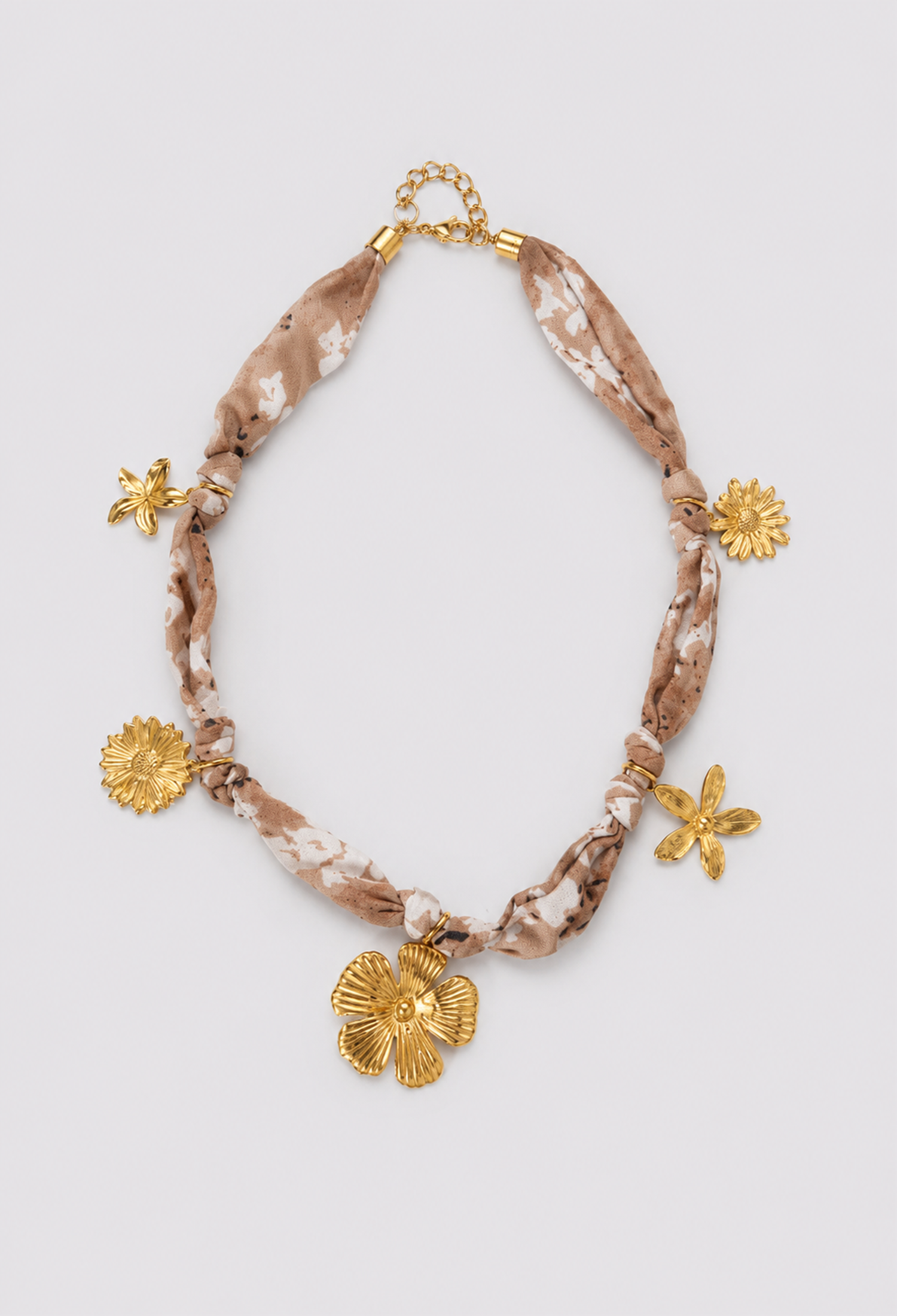 Collar de tela estampada anudada con cinco flores doradas colgantes - Marrones