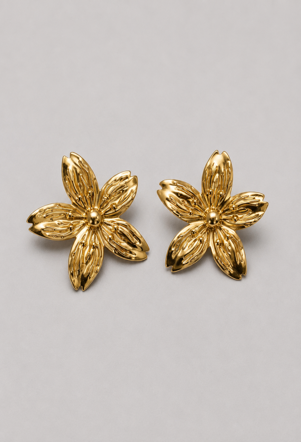 Aretes topo flor dorada con pétalos texturizados BYBLA