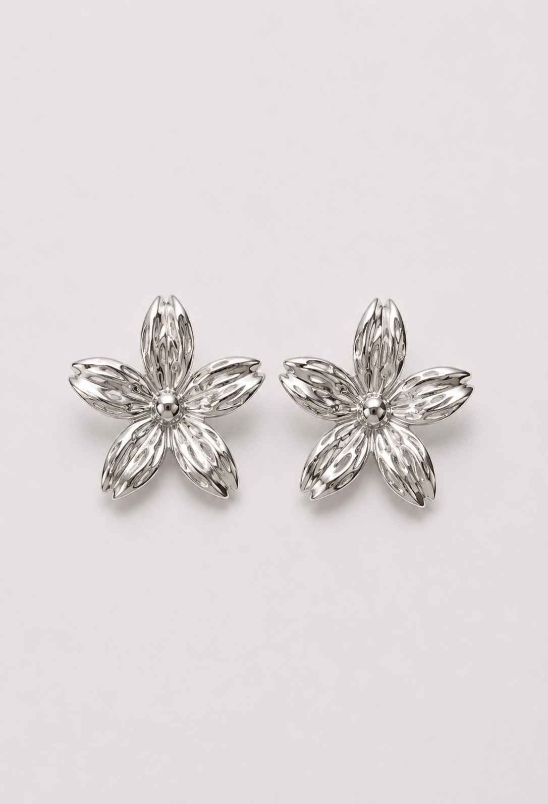 Aretes topo flor plateada con pétalos tallados BYBLA