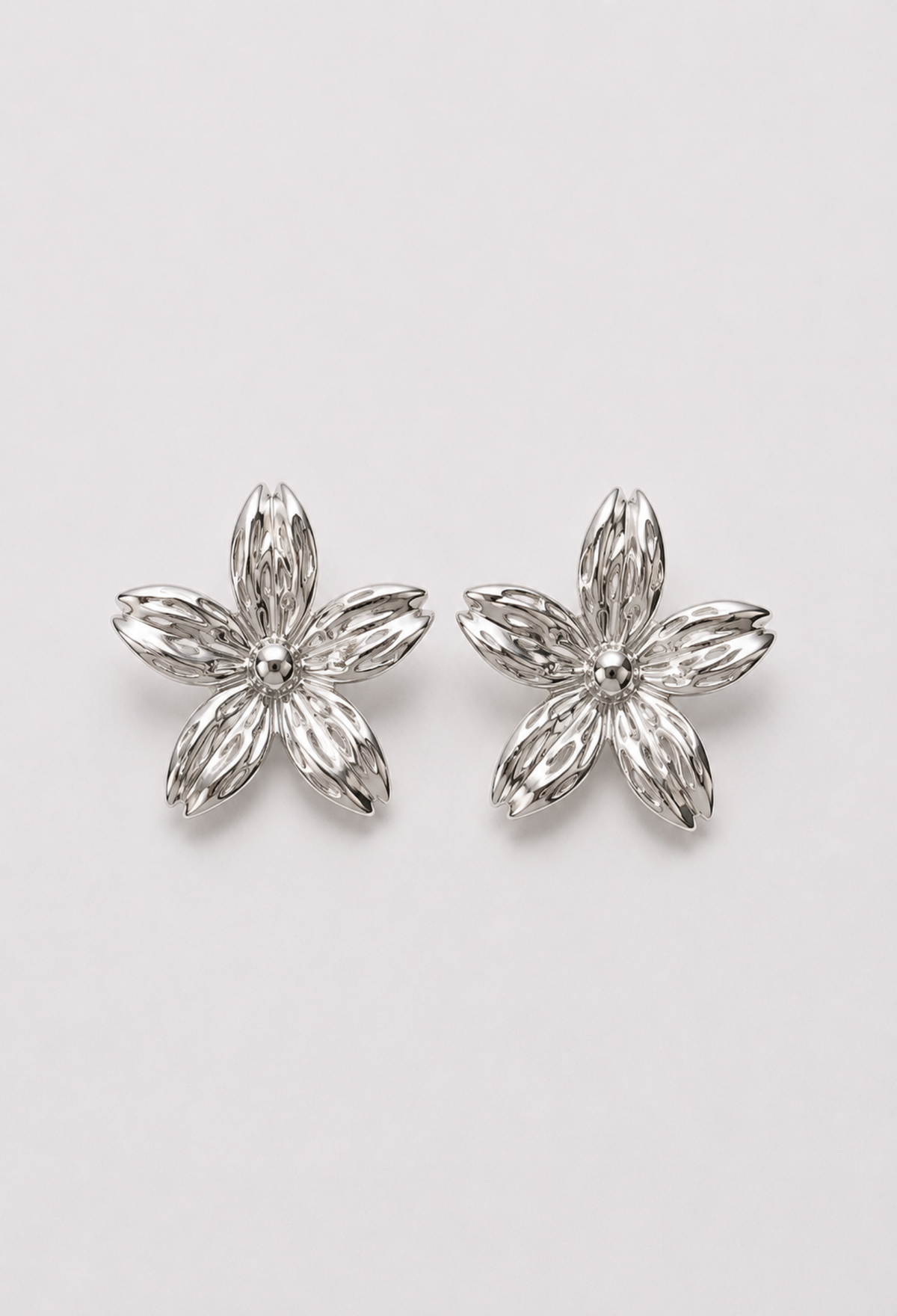 Aretes topo flor plateada con pétalos tallados BYBLA