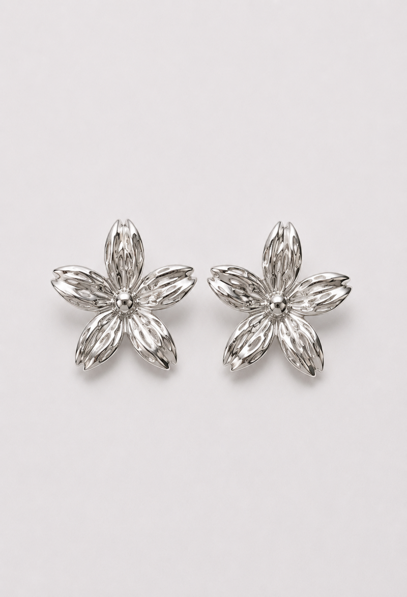 Aretes topo flor plateada con pétalos tallados BYBLA