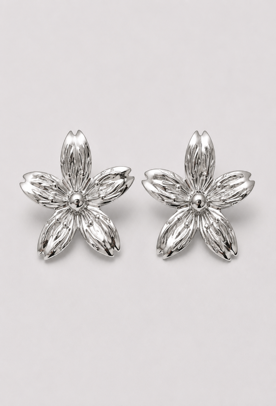 Aretes topo flor plateada con pétalos tallados BYBLA - vista 2