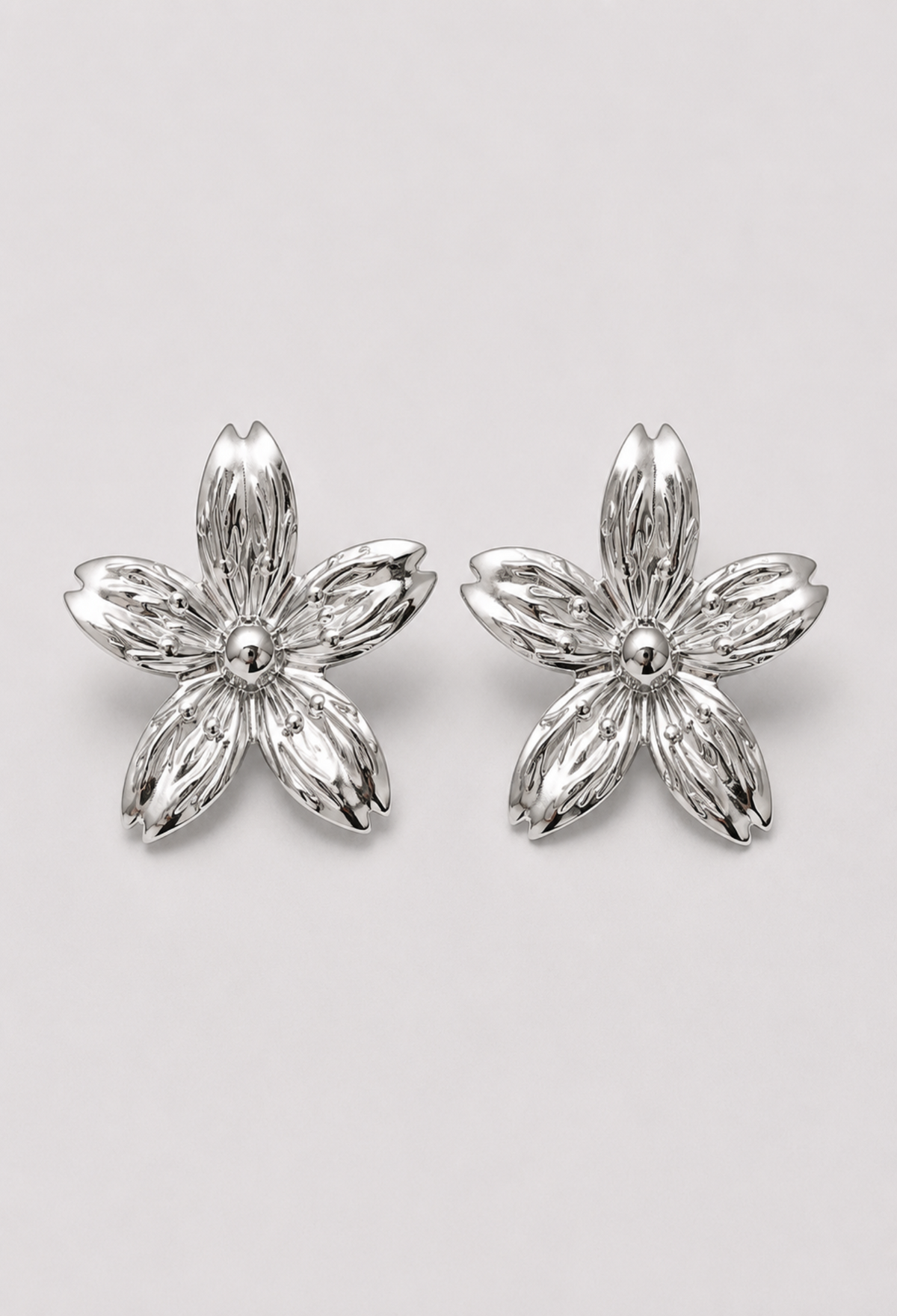 Aretes topo flor plateada con pétalos tallados BYBLA - vista 2