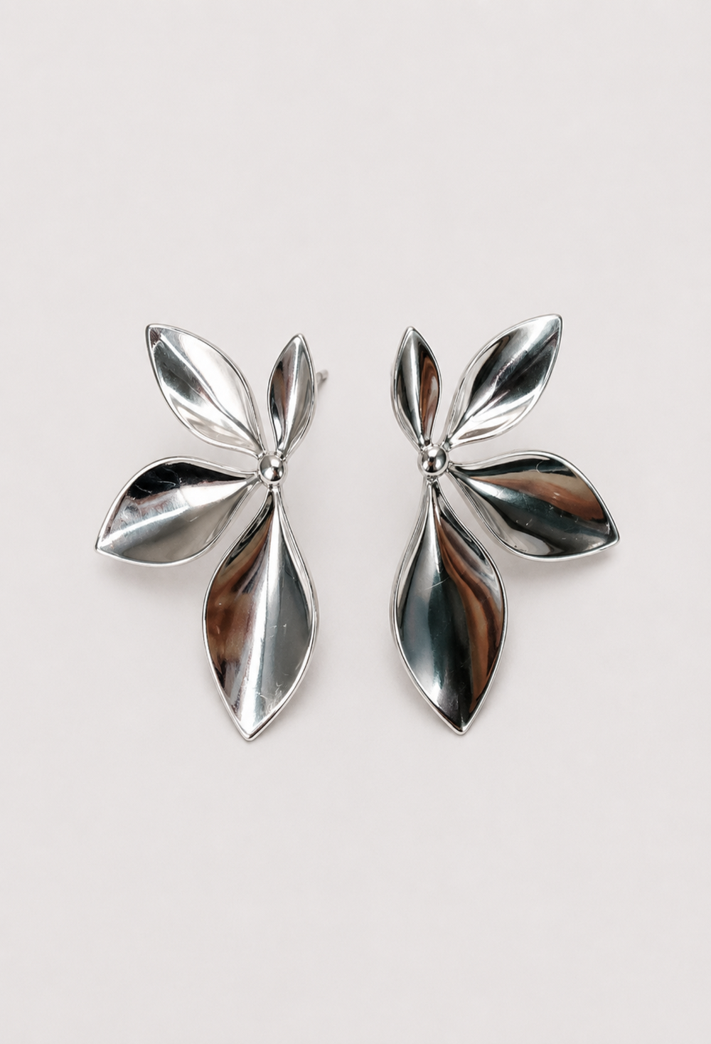 Aretes de hojas metálicas plateadas acabado espejo BYBLA