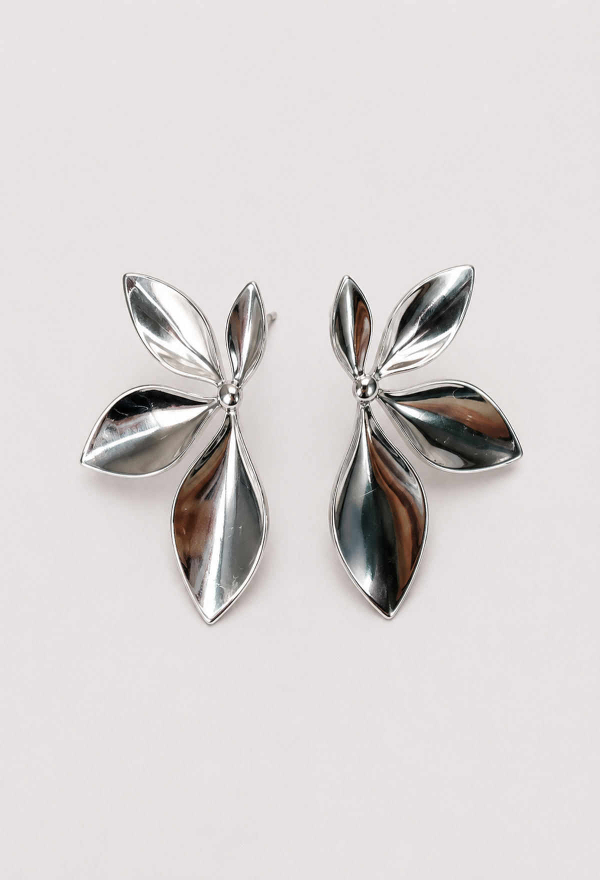 Aretes de hojas metálicas plateadas acabado espejo BYBLA