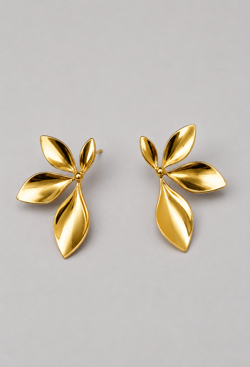 Aretes de hojas metálicas doradas acabado espejo BYBLA