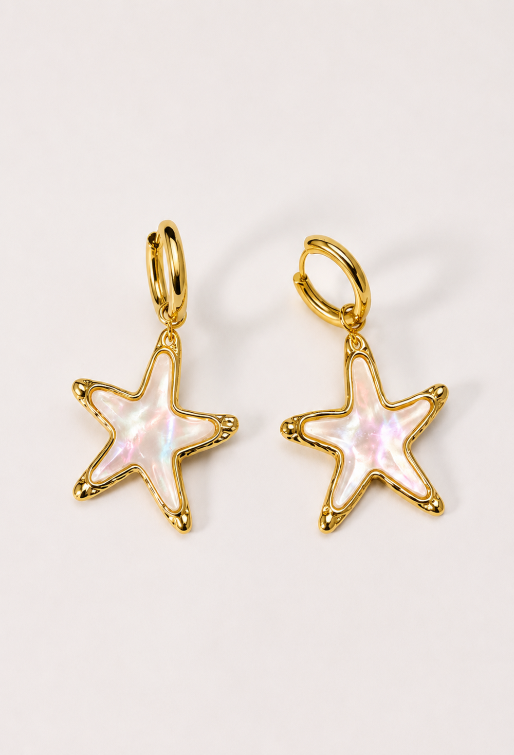 Aretes argolla dorada con estrella de mar nácar iridiscente BYBLA
