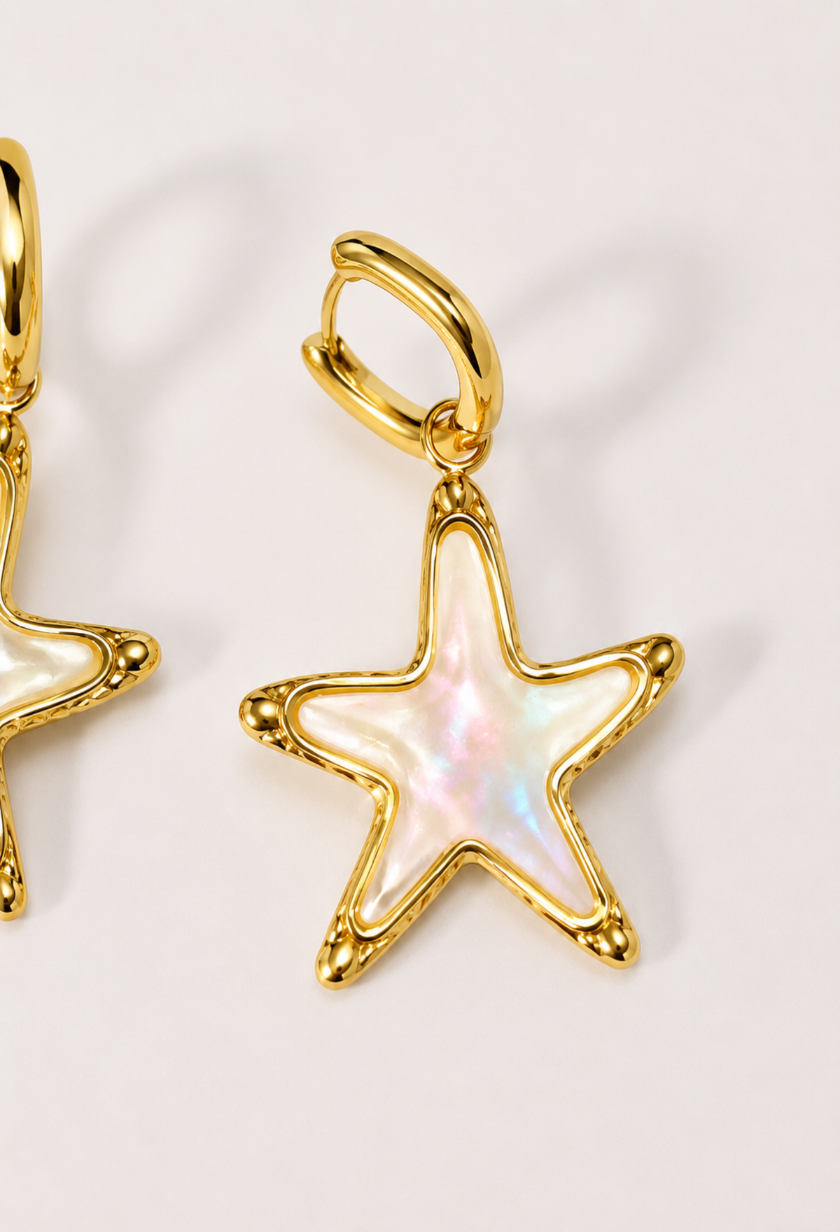 Aretes argolla dorada con estrella de mar nácar iridiscente BYBLA - vista 2