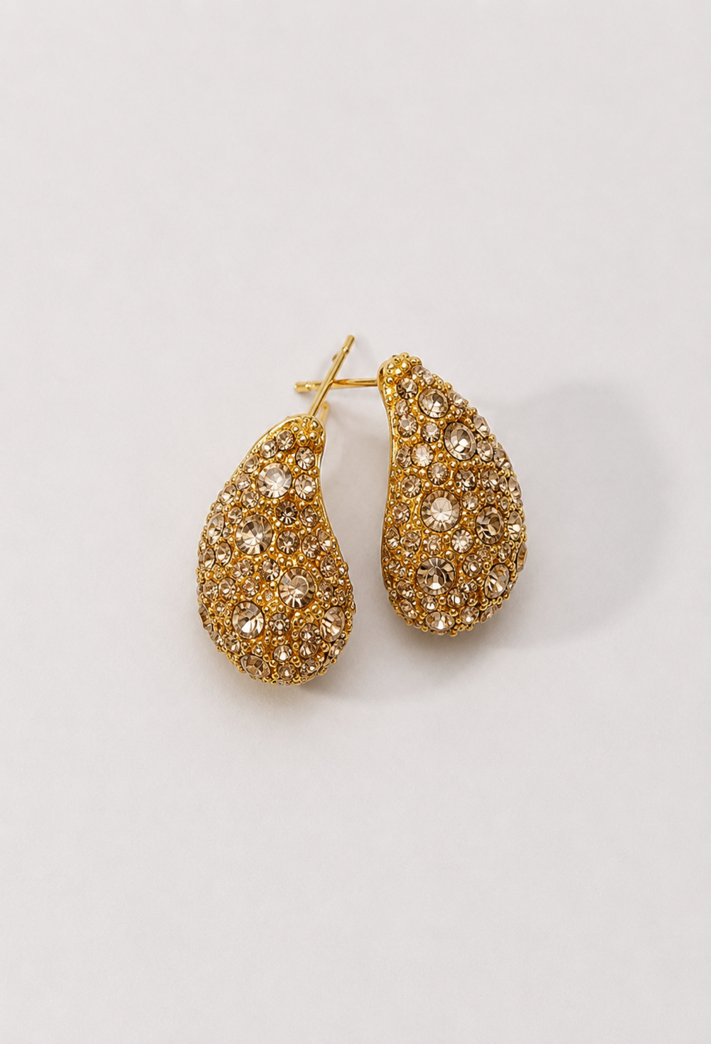 Aretes gota dorada con pavé de cristales transparentes BYBLA