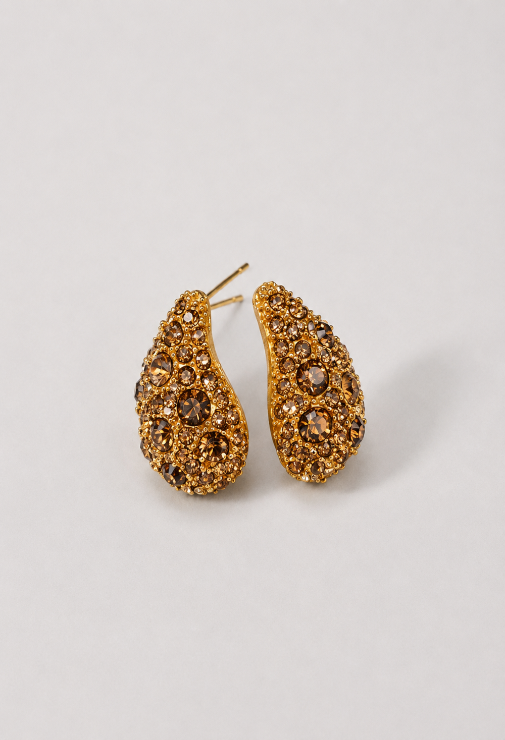 Aretes gota con pavé de cristales café ámbar BYBLA