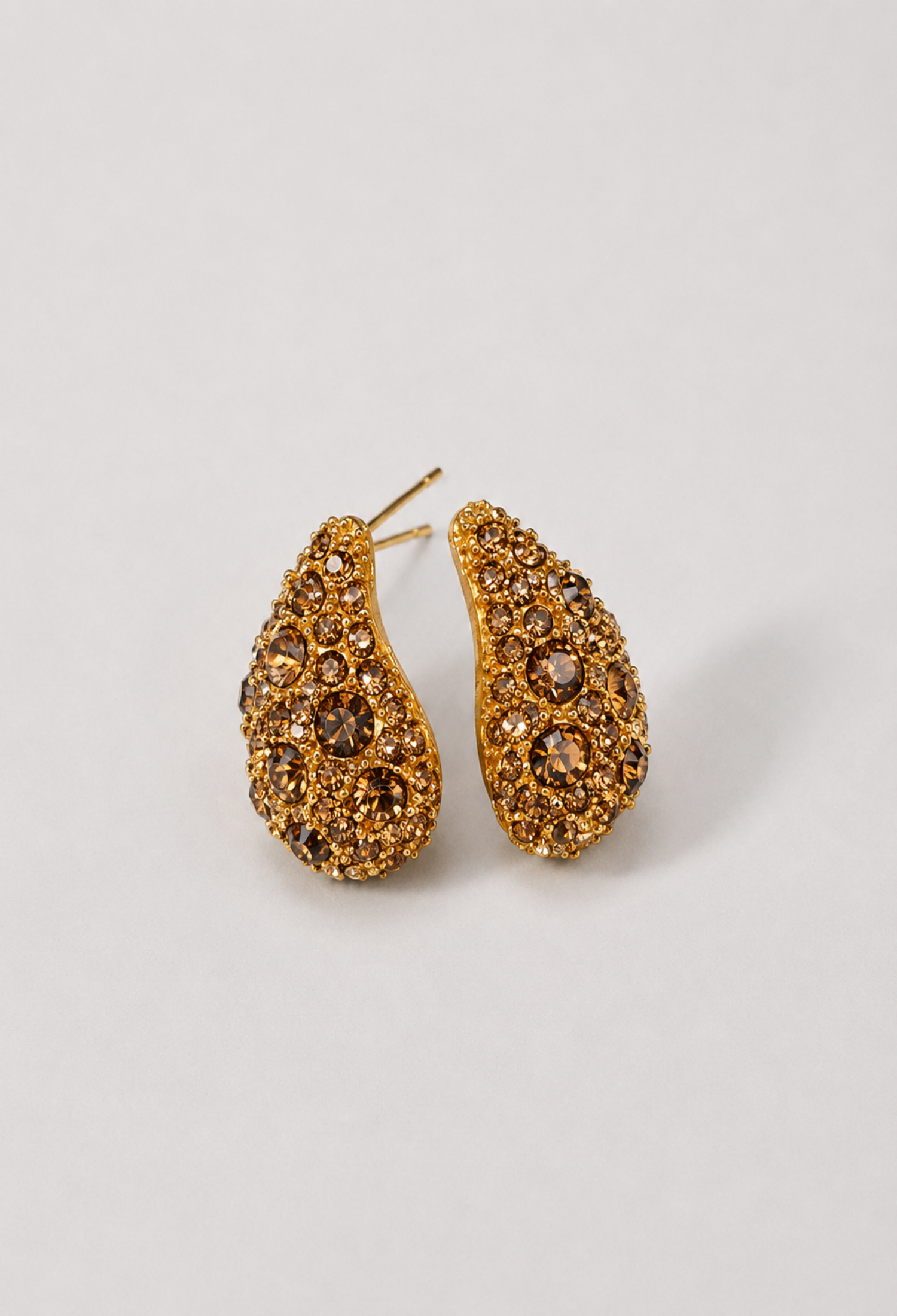 Aretes gota con pavé de cristales café ámbar BYBLA