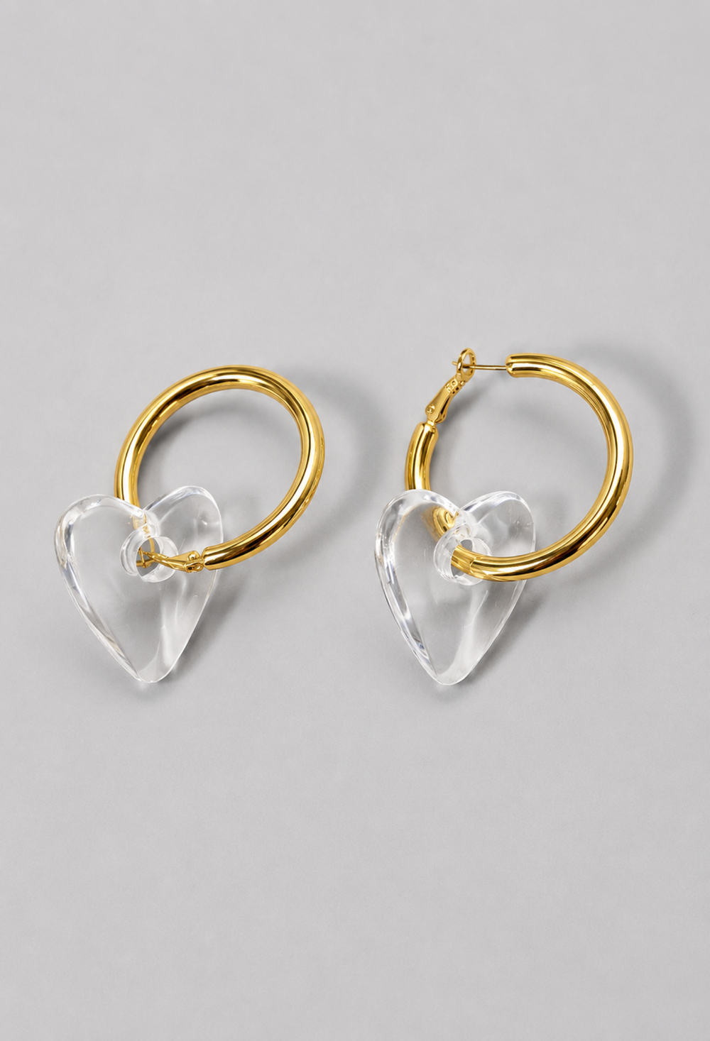 Aretes argolla dorada con corazón transparente BYBLA