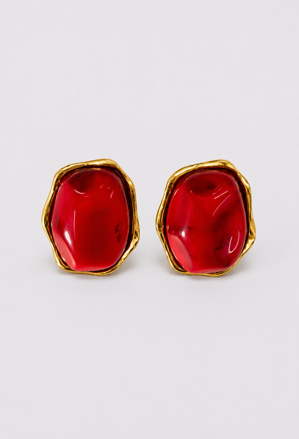 Aretes piedra orgánica roja con borde dorado BYBLA