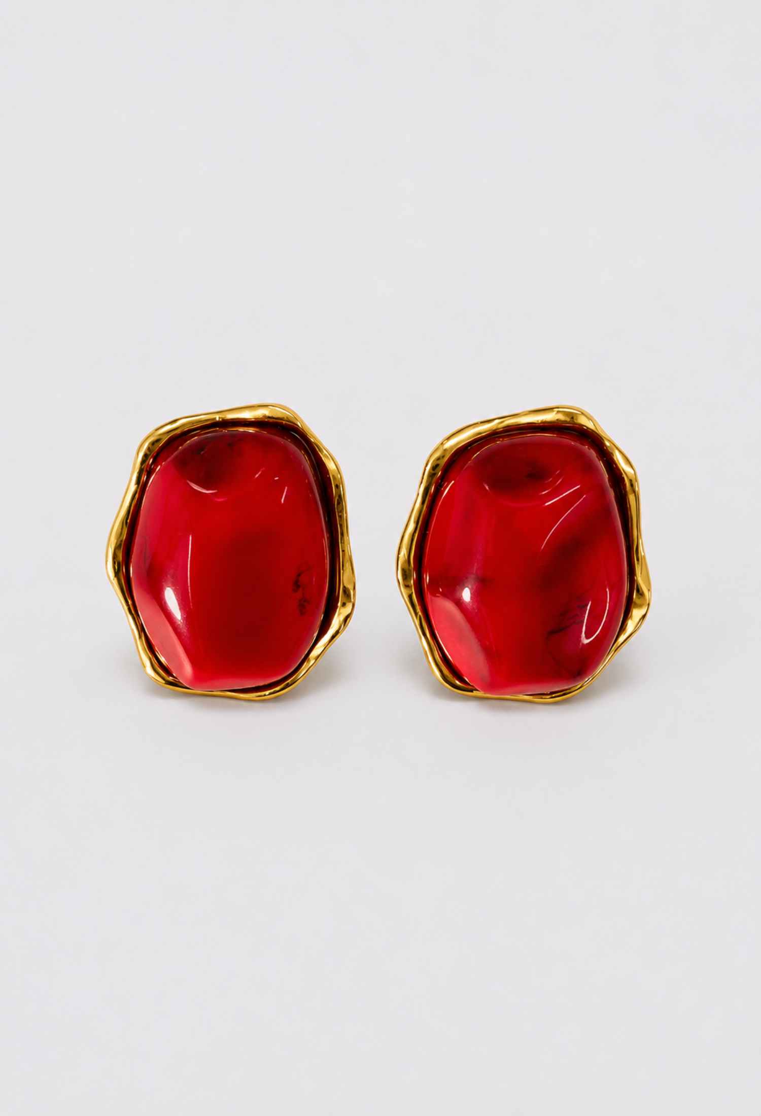 Aretes piedra orgánica roja con borde dorado BYBLA