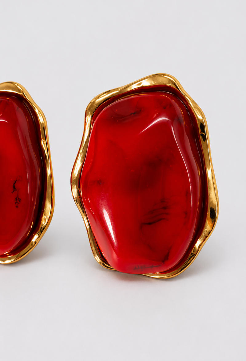 Aretes piedra orgánica roja con borde dorado BYBLA - vista 2