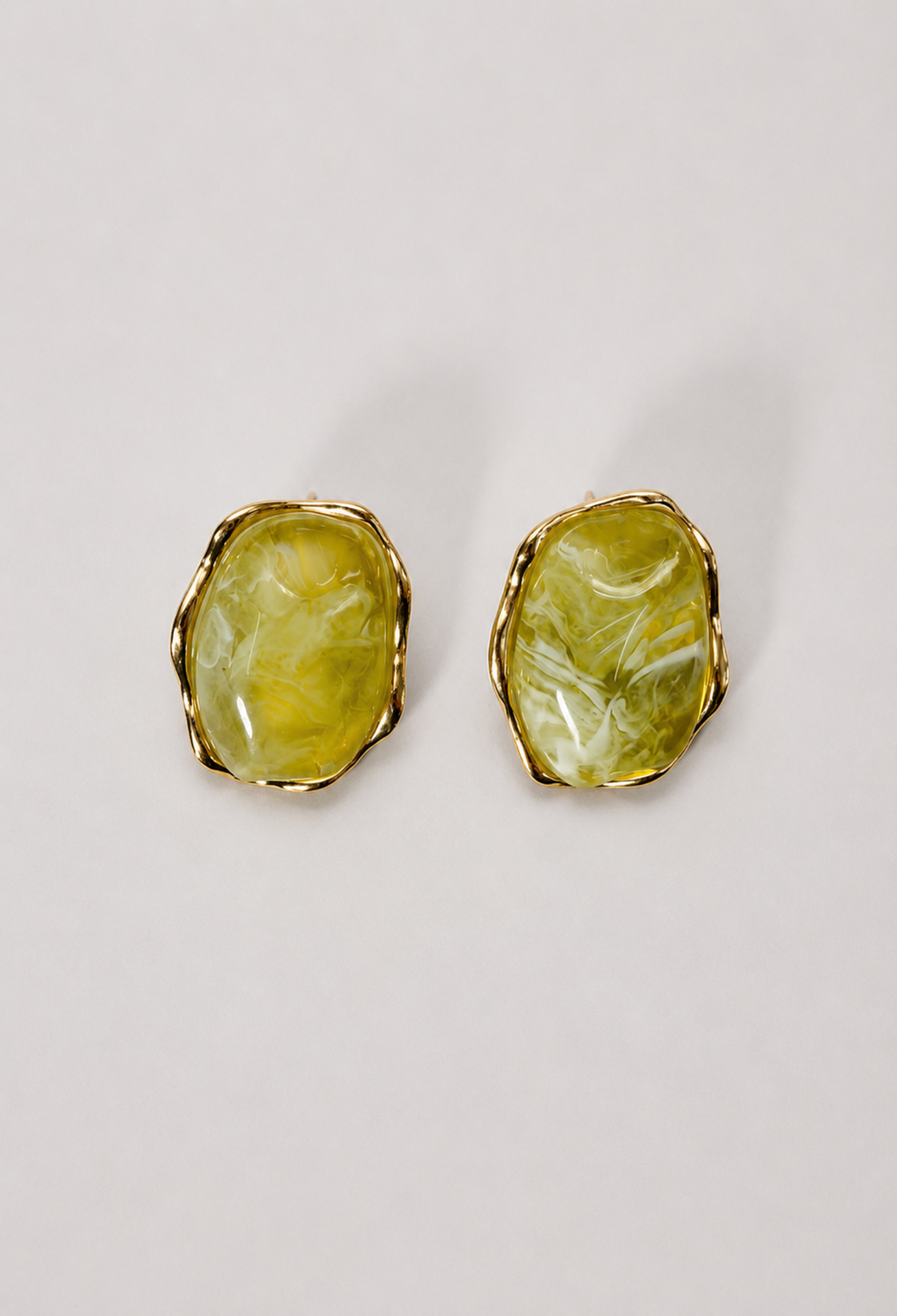 Aretes piedra orgánica verde oliva con borde dorado BYBLA