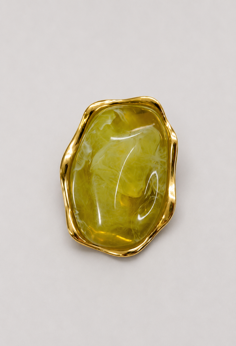 Aretes piedra orgánica verde oliva con borde dorado BYBLA - vista 2