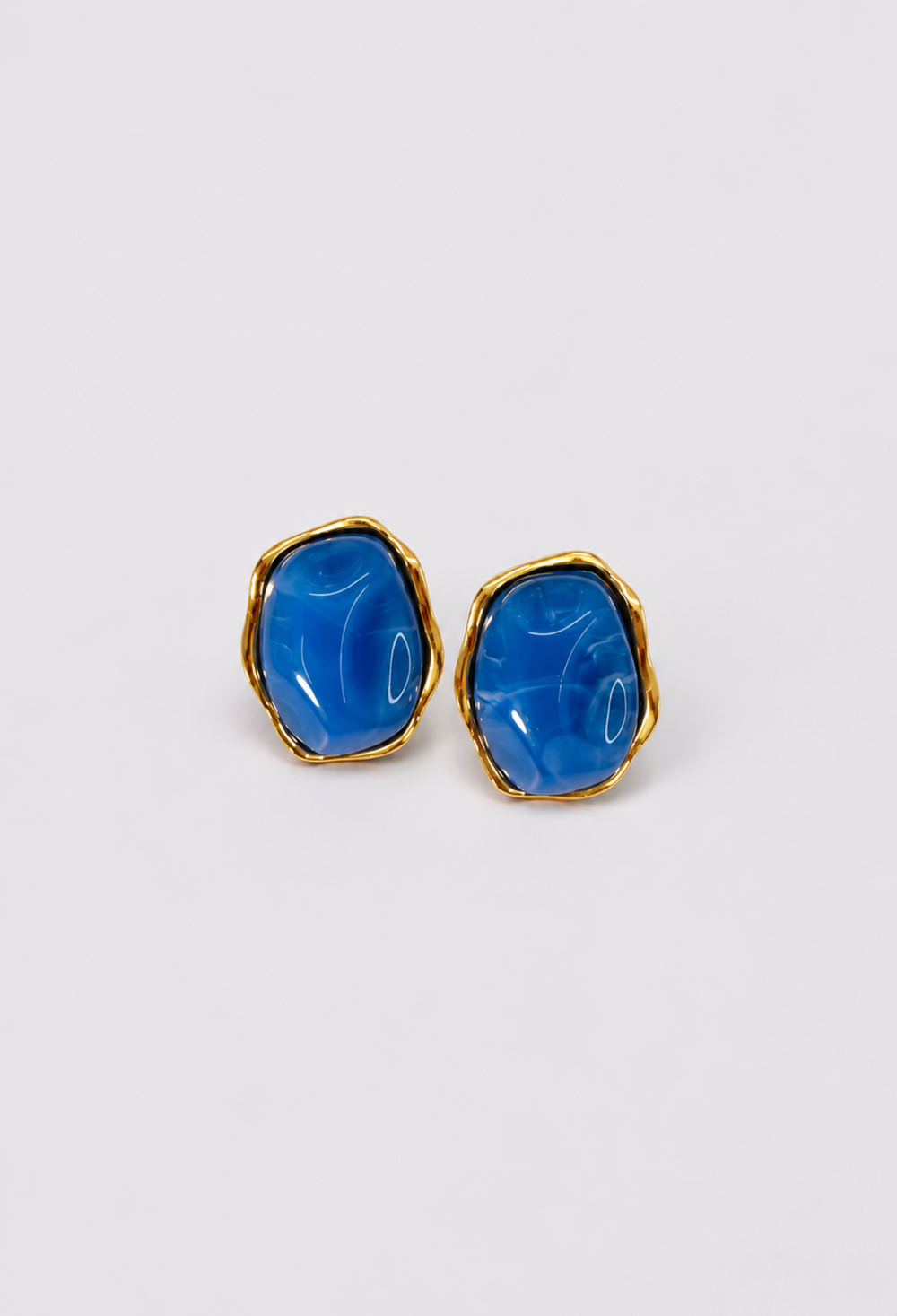 Aretes piedra orgánica azul con borde dorado BYBLA