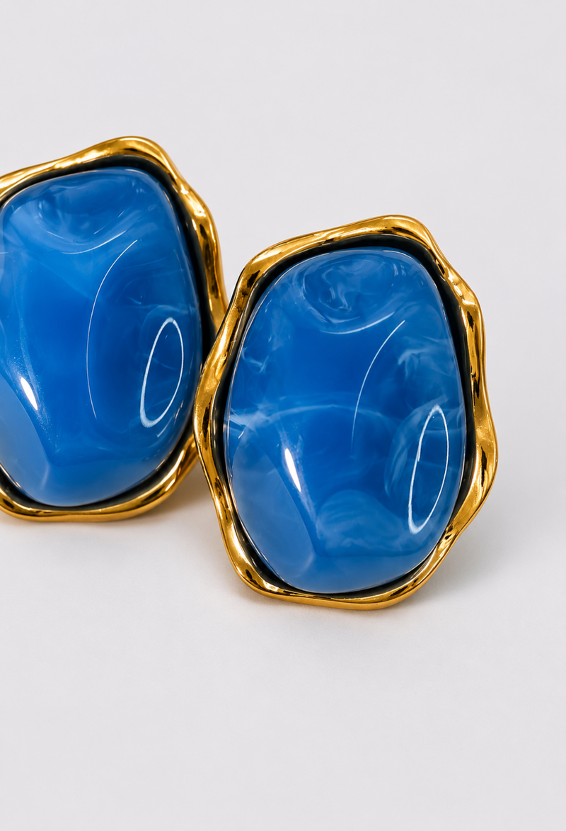 Aretes piedra orgánica azul con borde dorado BYBLA - vista 2