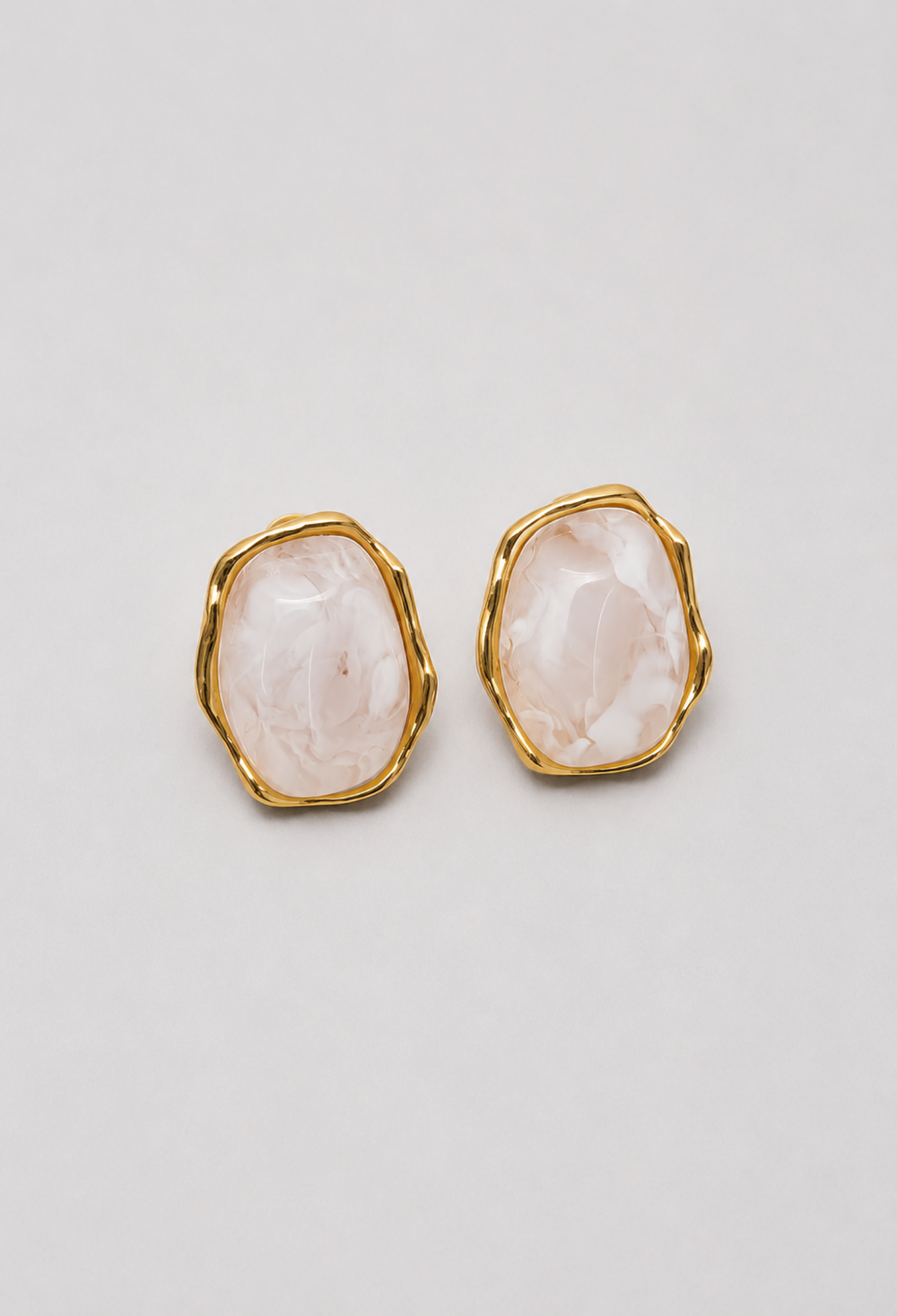 Aretes piedra orgánica blanco nácar con borde dorado BYBLA