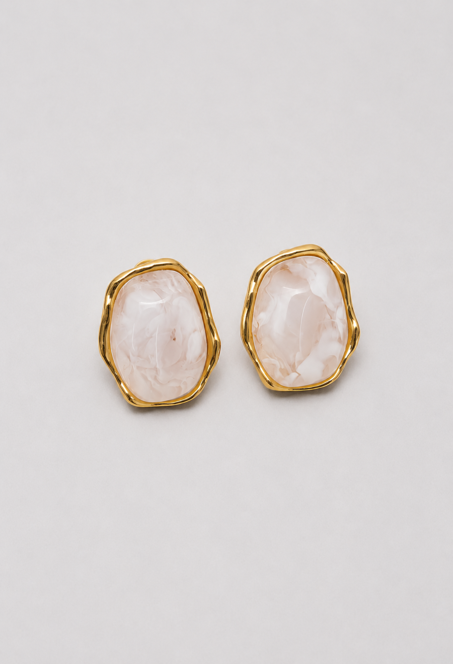Aretes piedra orgánica blanco nácar con borde dorado BYBLA