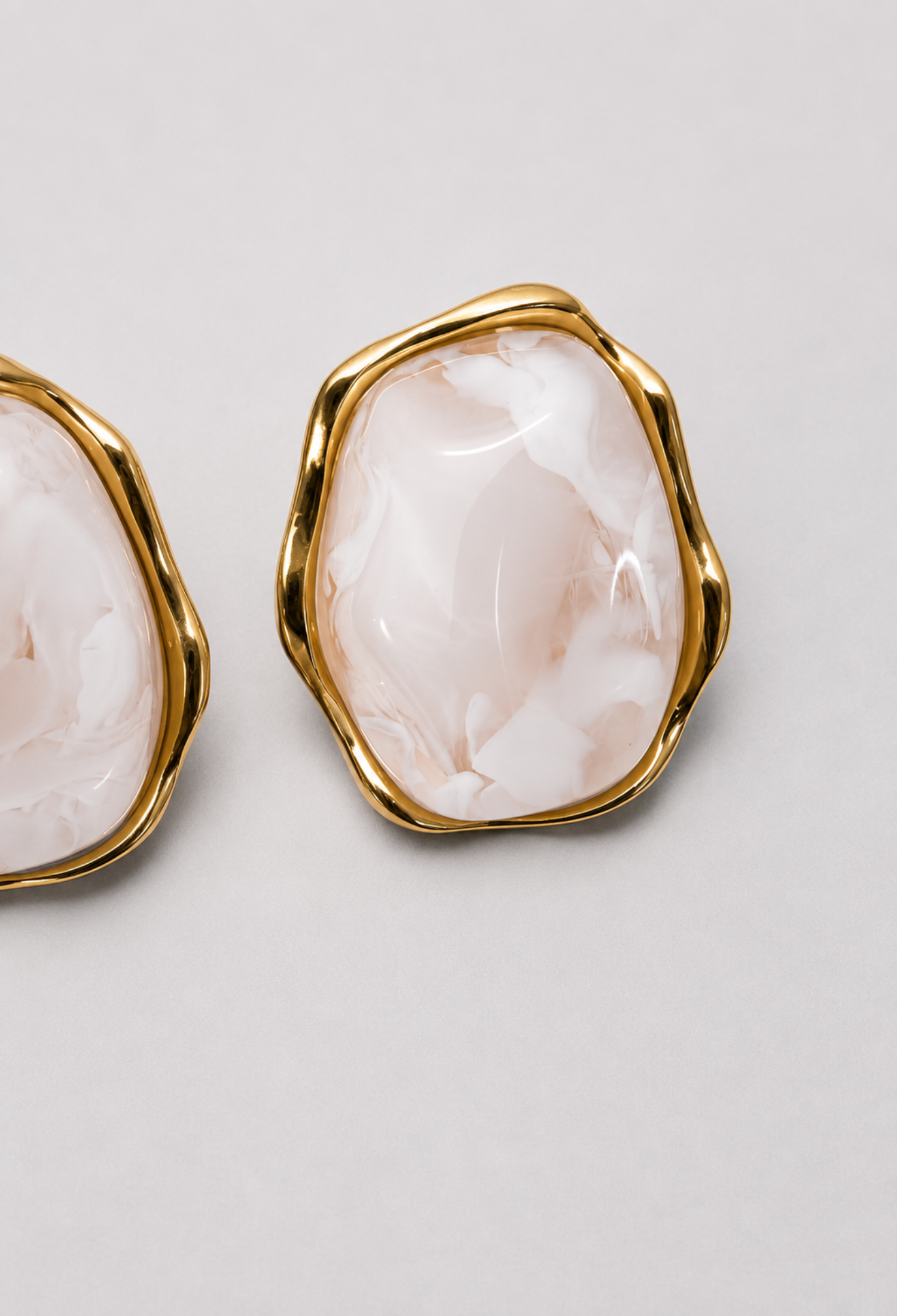 Aretes piedra orgánica blanco nácar con borde dorado BYBLA - vista 2
