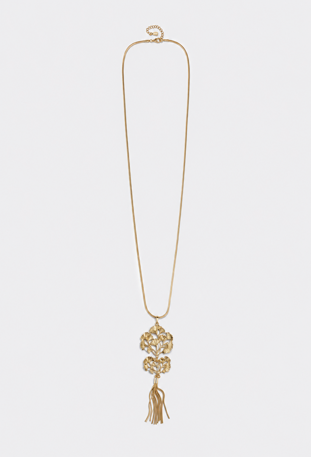 Collar largo con dije de hojas de ginkgo caladas y borla de flecos metálicos - Dorados