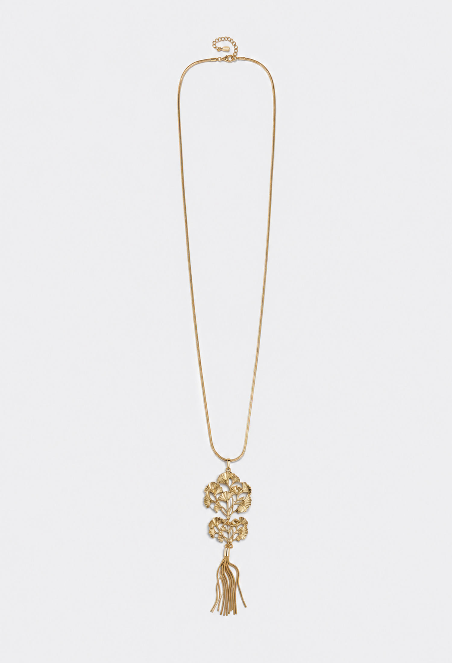 Collar largo con dije de hojas de ginkgo caladas y borla de flecos metálicos - Dorados