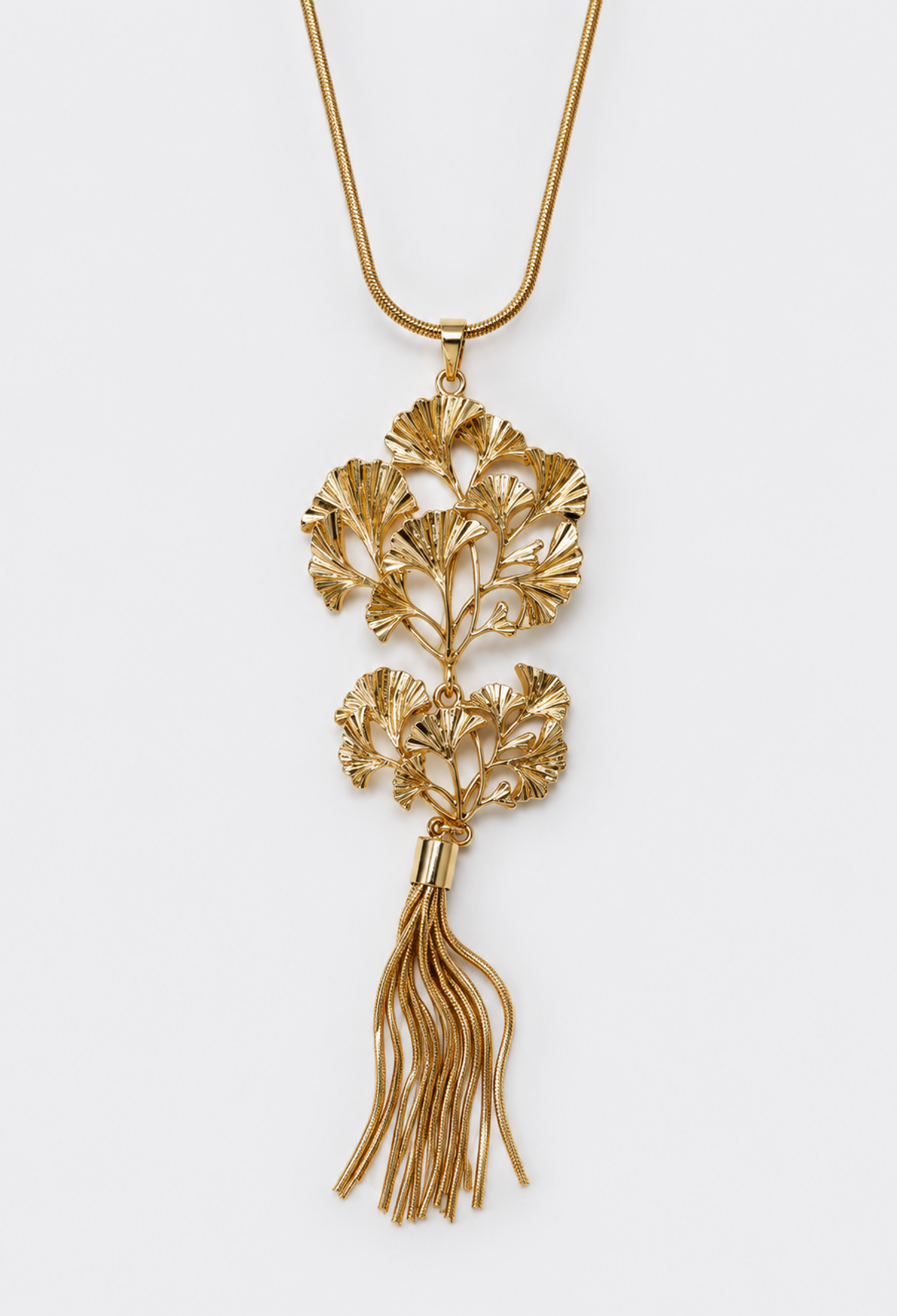 Collar largo con dije de hojas de ginkgo caladas y borla de flecos metálicos - Dorados - vista 2