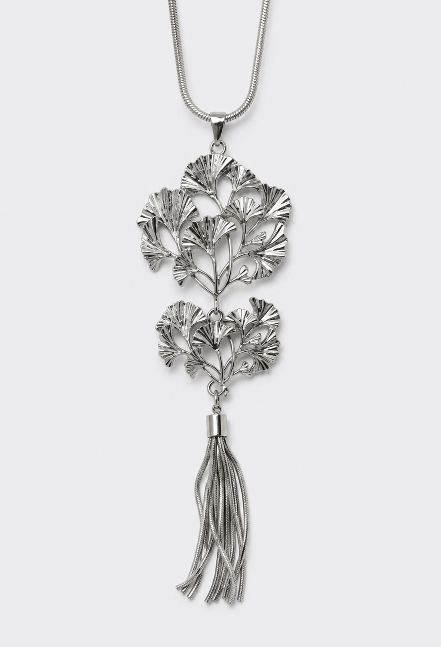 Collar largo con dije de hojas de ginkgo caladas y borla de flecos metálicos - Plateados - vista 2