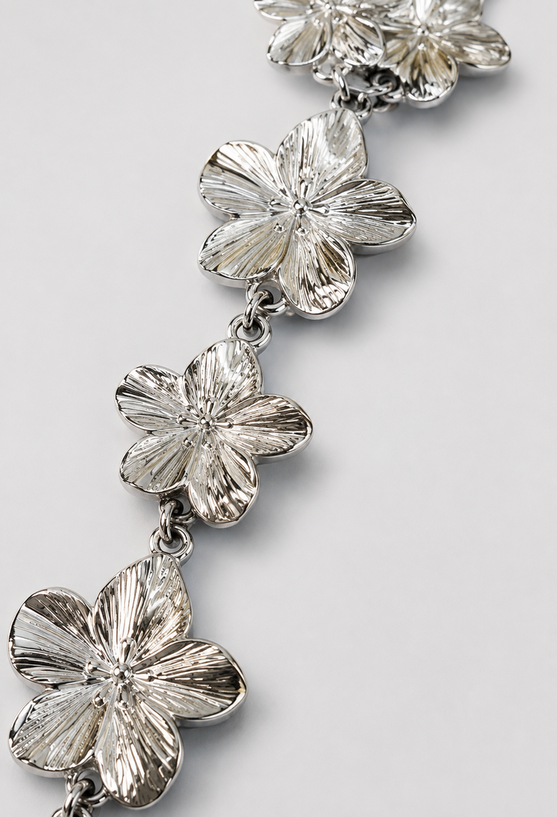 Collar en Y plateado con cascada de flores metálicas en relieve - vista 2