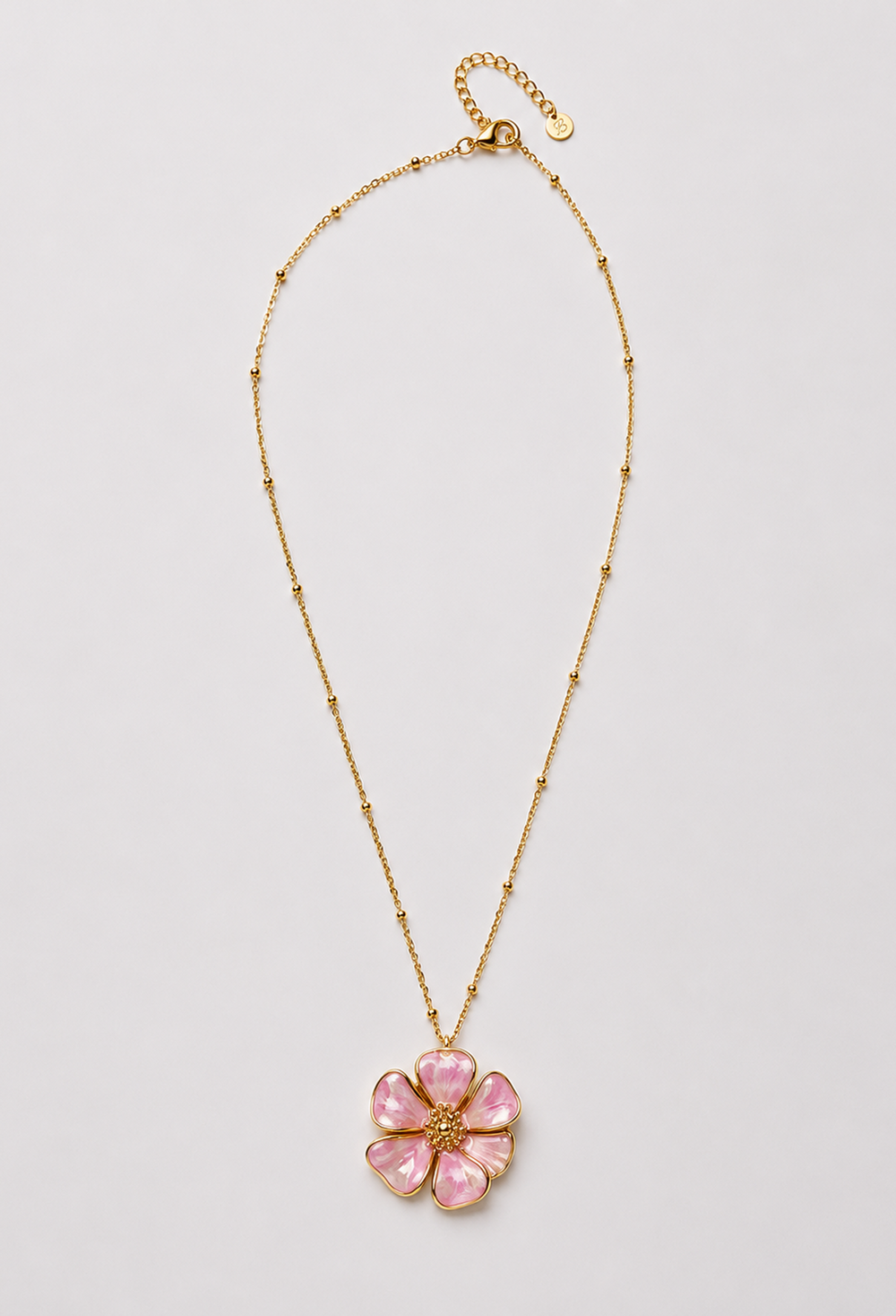 Collar de cadena dorada con bolitas y flor de pétalos símil nácar - Rosas