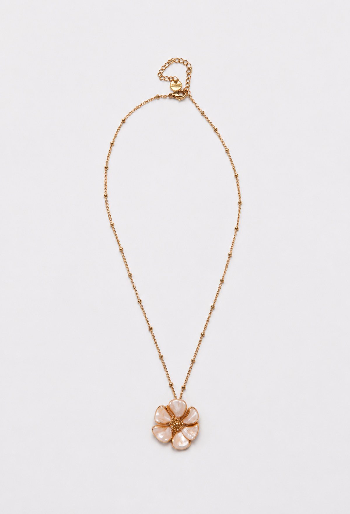 Collar de cadena dorada con bolitas y flor de pétalos símil nácar - Beiges