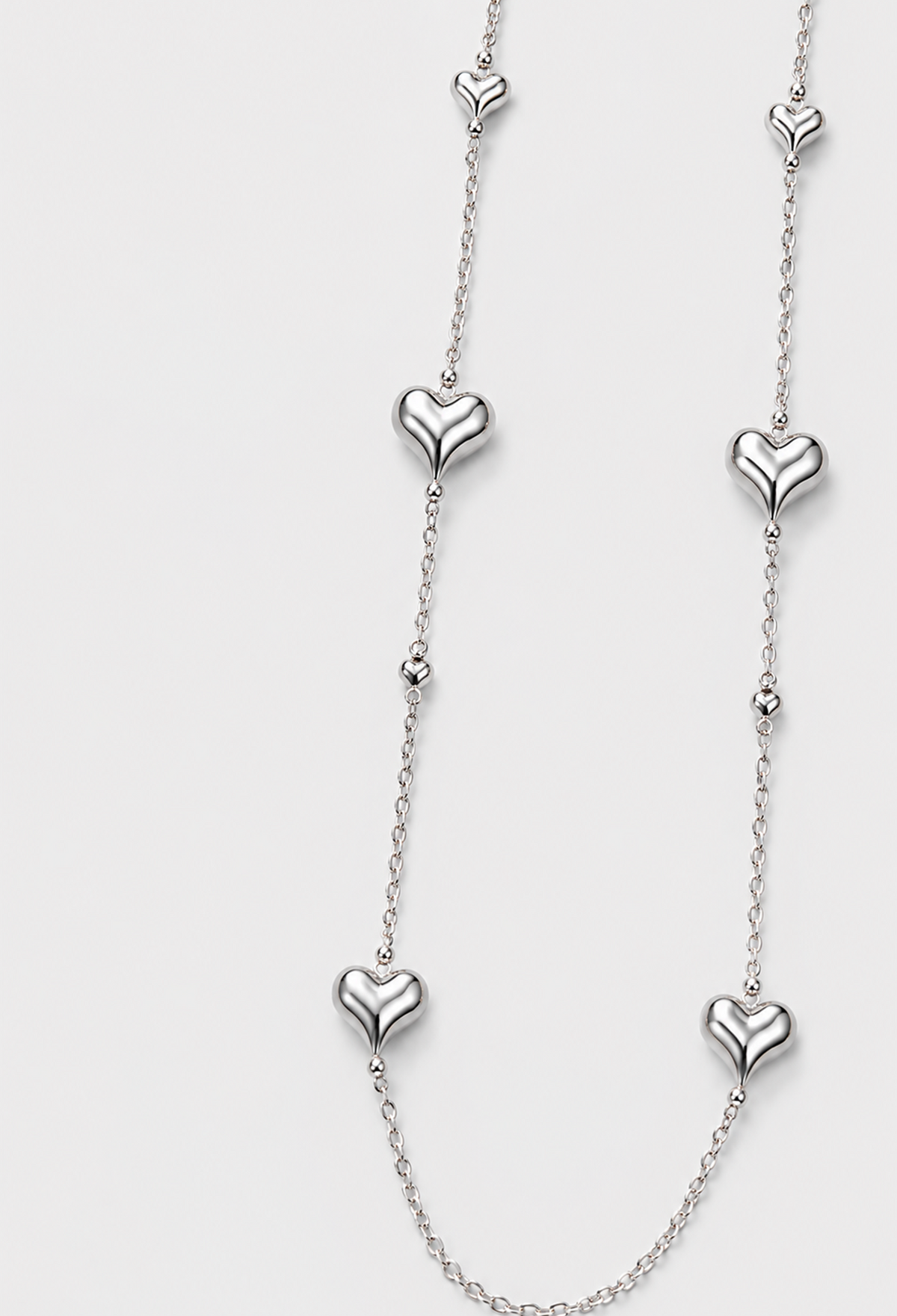 Collar largo de cadena fina plateada con corazones pulidos y esferas - vista 2