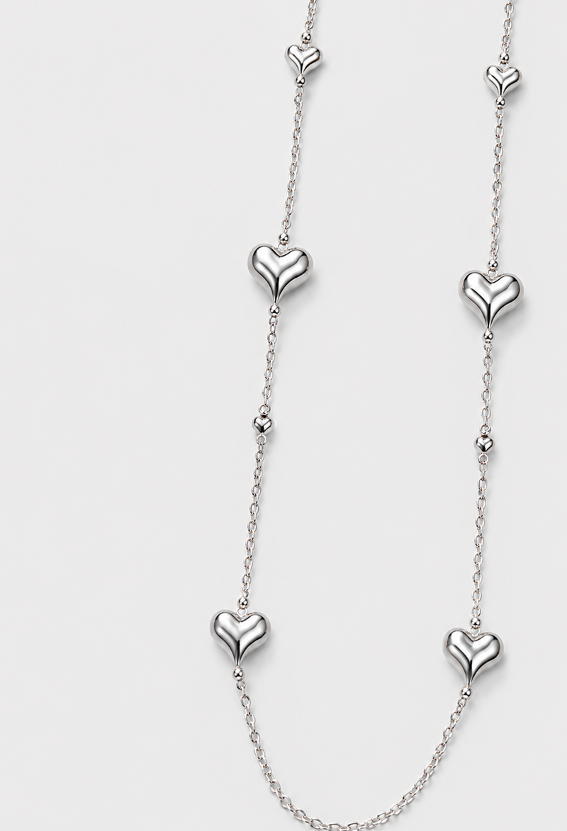 Collar largo de cadena fina plateada con corazones pulidos y esferas - vista 2