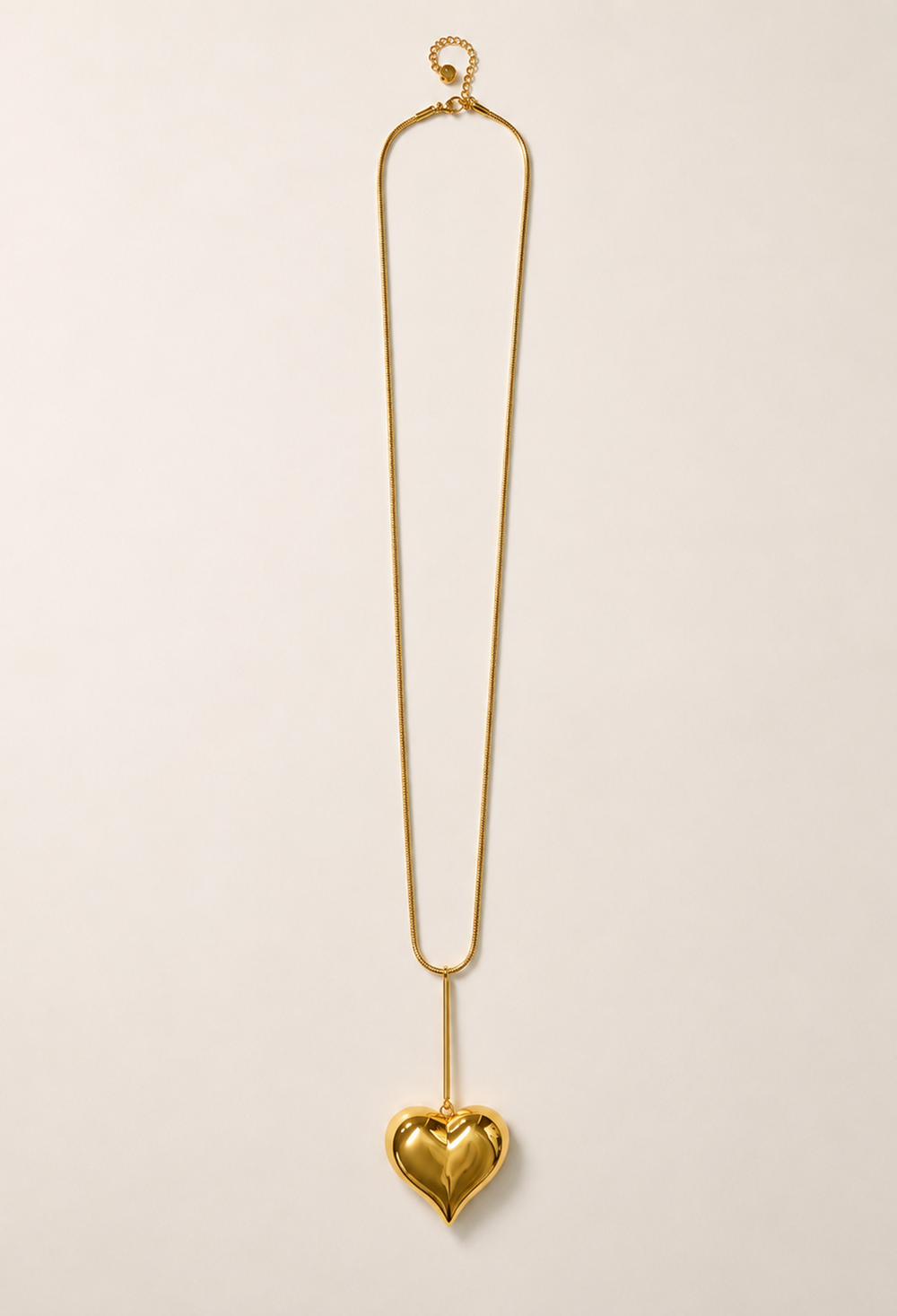 Collar largo dorado con barra y dije de corazón voluminoso