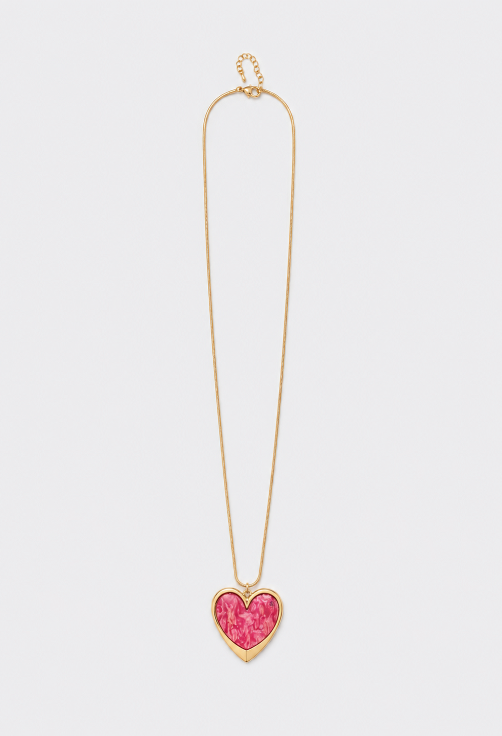 Collar largo dorado con corazón grande de resina, en negro o fucsia marmolado