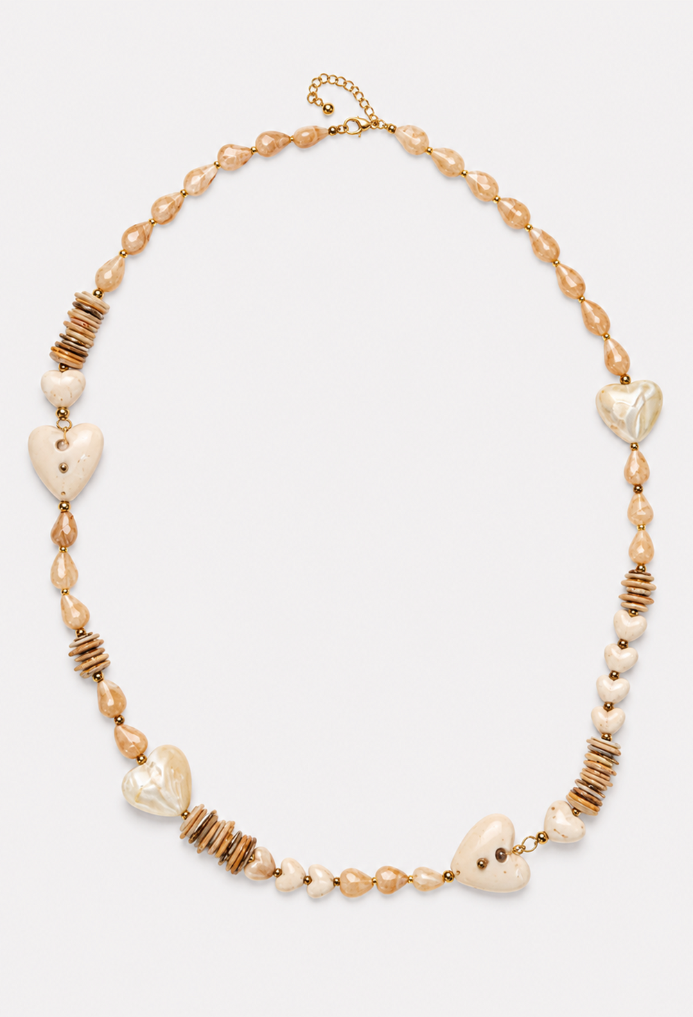 Collar largo beige de cuentas durazno con corazones marfil y detalles dorados