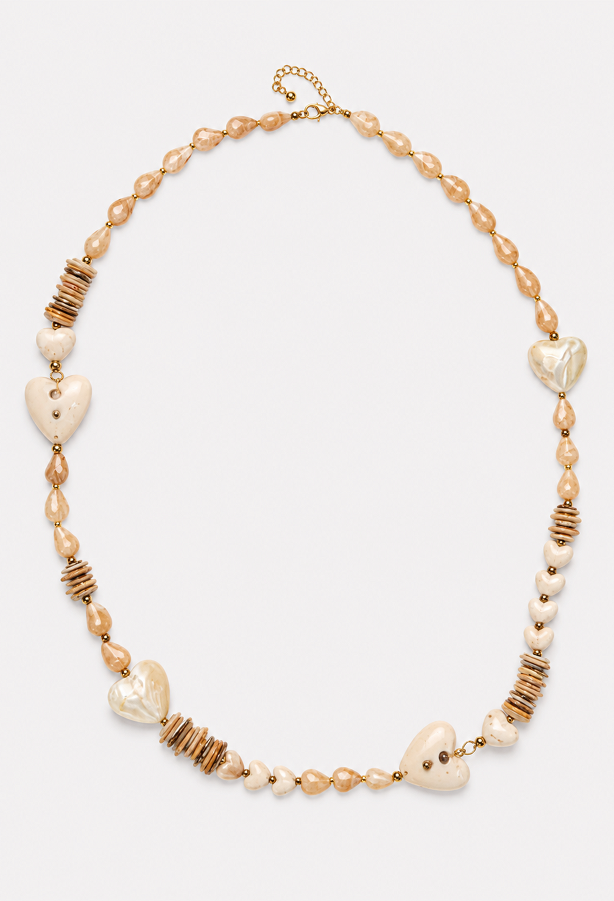 Collar largo beige de cuentas durazno con corazones marfil y detalles dorados